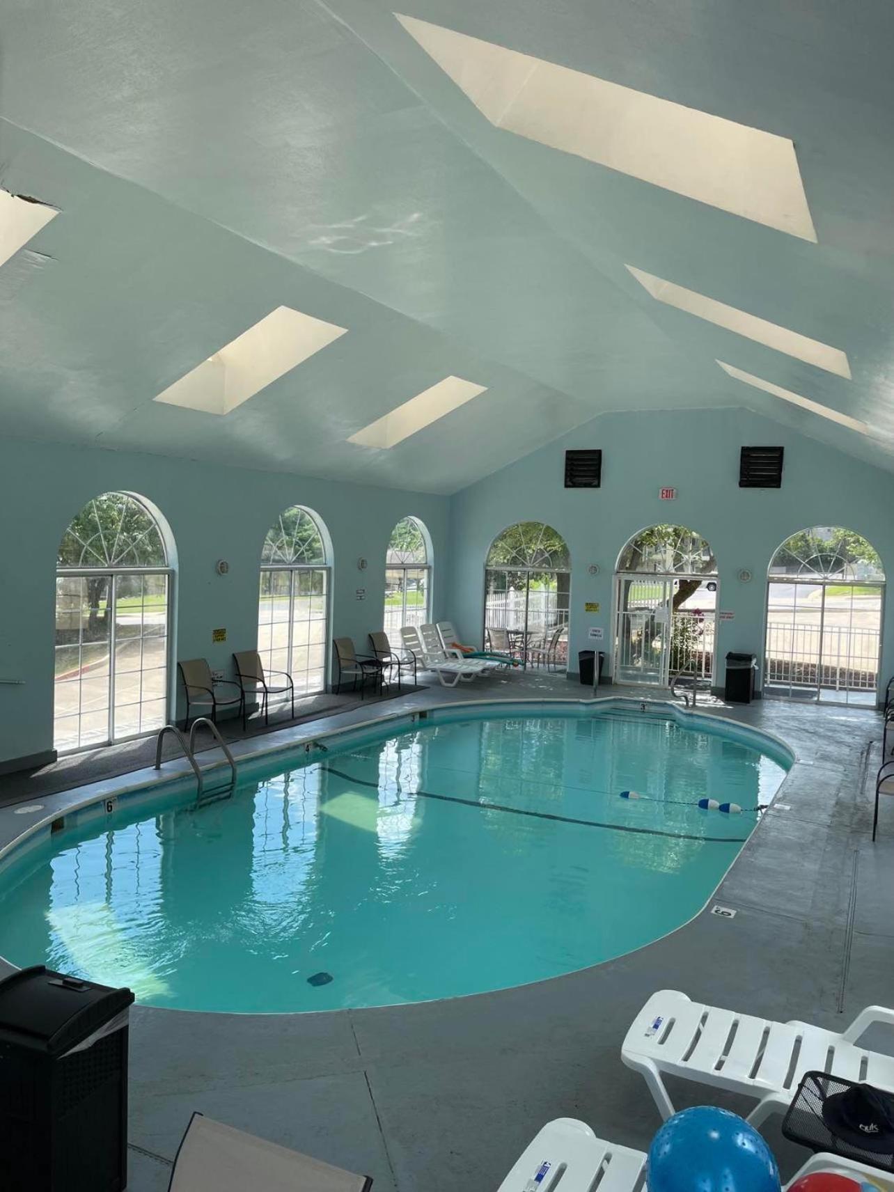 Carriage House Inn Брэнсон Экстерьер фото