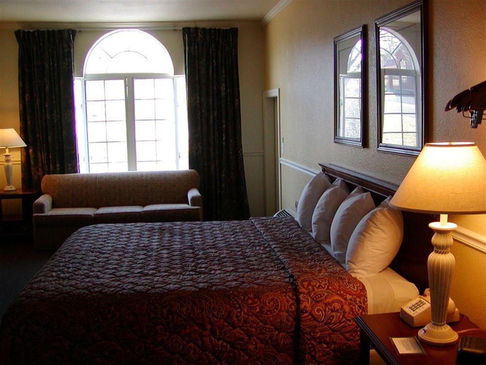 Carriage House Inn Брэнсон Экстерьер фото